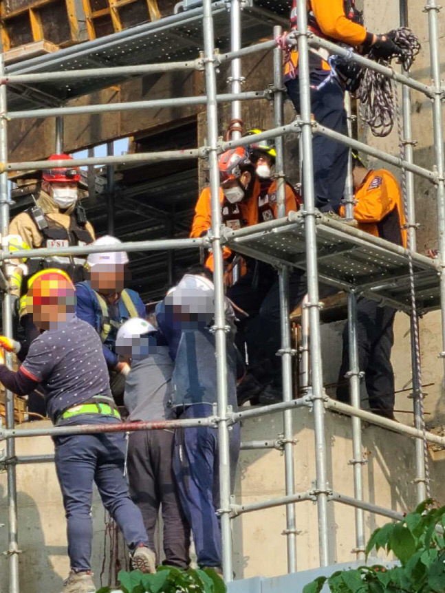 서울 초등학교 공사장 작업자 추락 중상, 사고 경위 파악 중