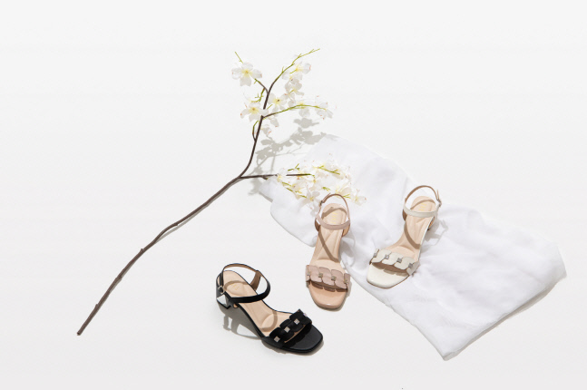 닥스 슈즈, '컴포트 시크 샌들' 2종 출시…크리스털 포인트로 스타일 지수 '업'