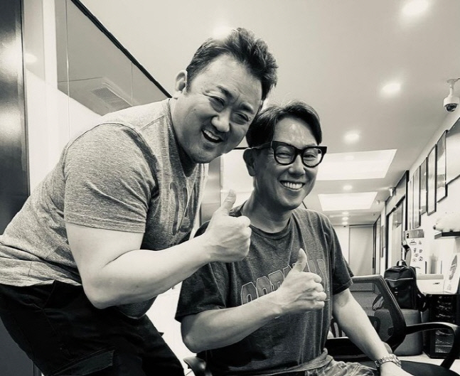 윤종신, 마동석과 깜짝 인증샷 "말 놓기 어려웠던 동생"[★SNS]