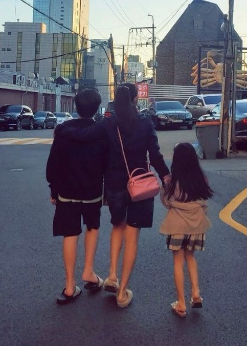 고소영, '껌딱지' 아들+딸과 외출 공개...사진촬영은 장동건[★SNS]