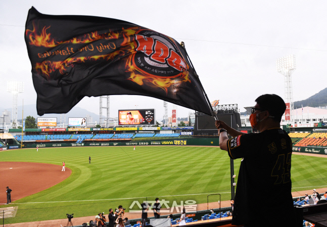 한화, 30일 홈경기에서 '한화생명 HELLO 데이' 이벤트 진행…개그맨 서경석 시구자로 초청