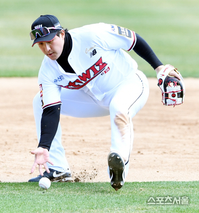 [포토] kt 황재균, 침착하게...