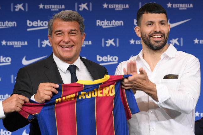 세르히오 아궤로와 후안 라포르타 FC바르셀로나 회장