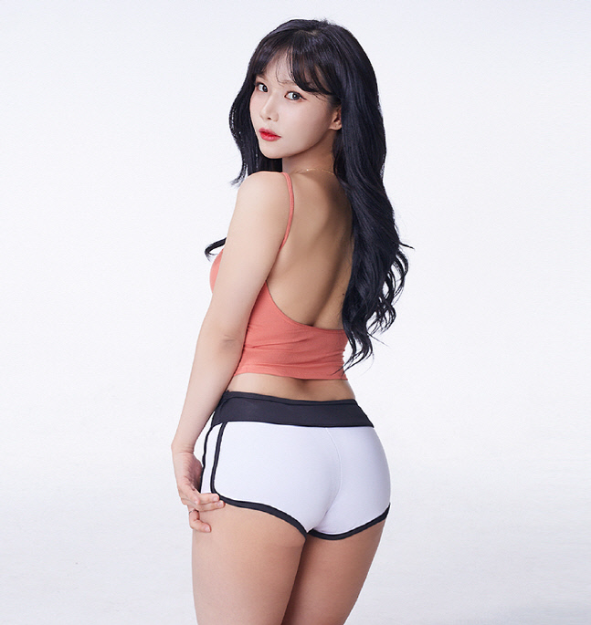 회사일을 병행하는 모델 이주아, 미스맥심 콘테스트 2라운드에 진출해