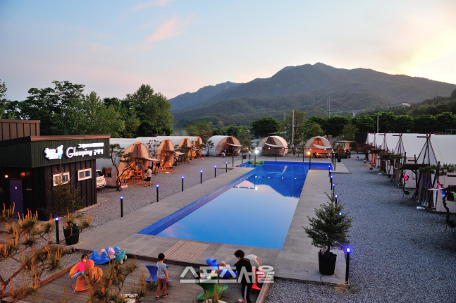 [양기자의 똑똑여행] 아이와 시작하는 첫 캠핑은 '아쿠아마린글램핑'에서