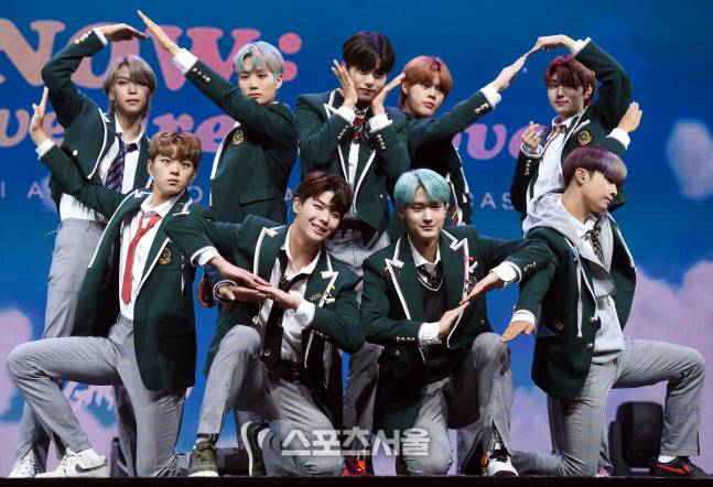 [포토] 고스트나인 \'대형하트 포즈\'