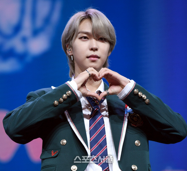 [포토] 고스트나인 이신 \'사랑 가득한 하트\'