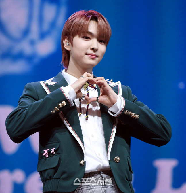 [포토] 고스트나인 이강성 \'하트 발사\'