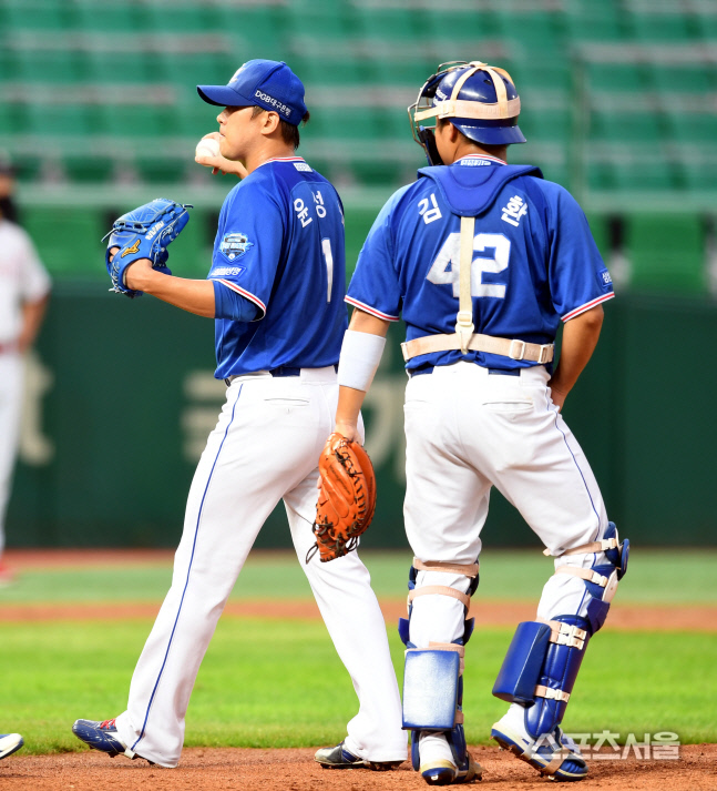 [포토] 2회 마운드 내려가는 윤성환