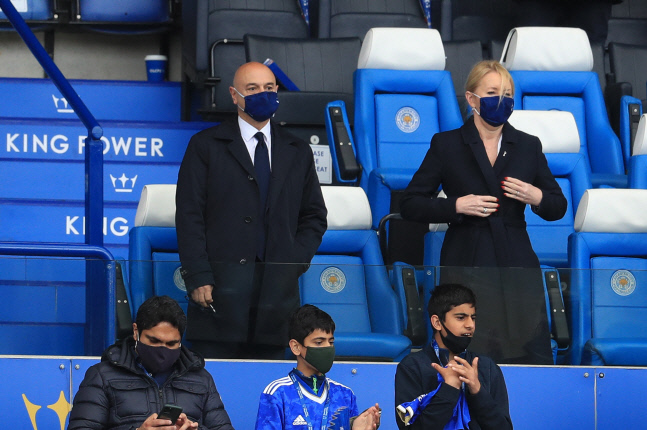 콘테는 토트넘 감독 원하는데…레비 회장은 포체티노만 기다린다