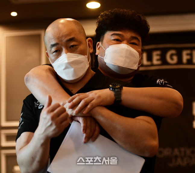 더블지FC 백종근 심판과 백종권 심판, 허그하는 것은 아니고요[포토]