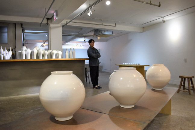 [SS인터뷰]윤상현 작가 "은하수가 피어난 달항아리...새로움에 도전"