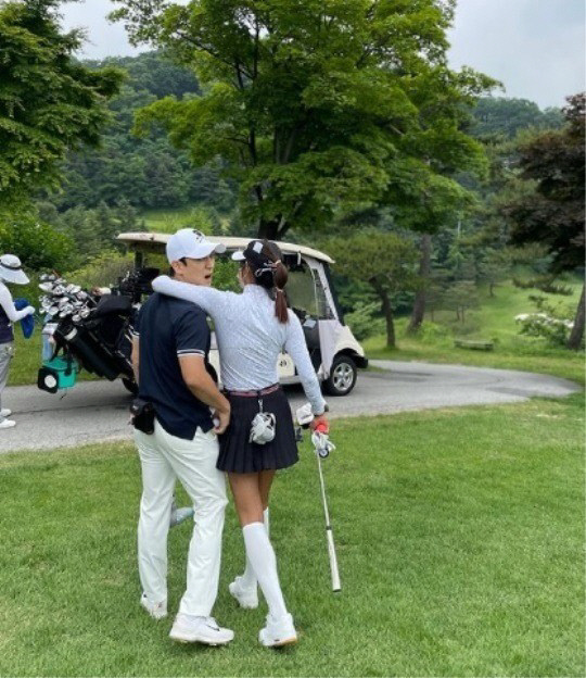 "늙어서도 함께 하고파" 김빈우, 남편과 골프장서 다정한 스킨십 [★SNS]