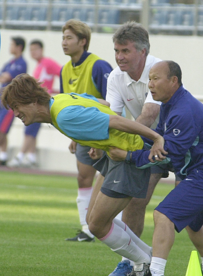 두바이서 故유상철 비보 들은 박항서 감독 "받아들이기 어려워, 당장 달려가고 싶다"