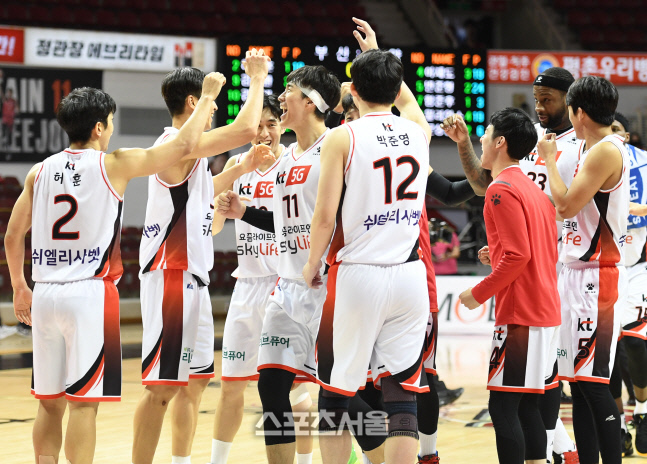 [포토]KGC의 추격 뿌리치고 연장전 끝에 승리 거둔 KT