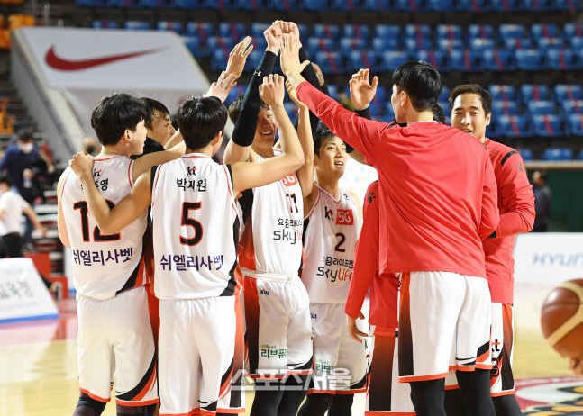 [포토]SK에 역전승 거둔 KT, 공동 4위로!