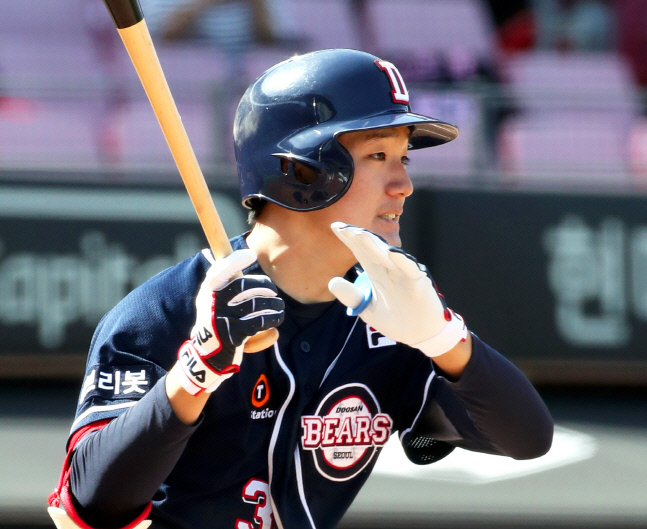 안타 치는 1번 타자 안재석