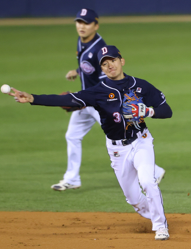 안재석의 안정적인 송구