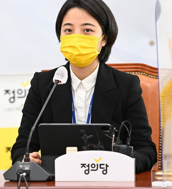 류호정, "BTS 타투 논란' 사과...사진 삭제는?