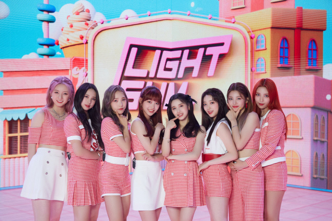 '큐브 新걸그룹' 라잇썸, 한여름 상큼함으로 물들일 '바닐라'로 당찬 첫발[종합]