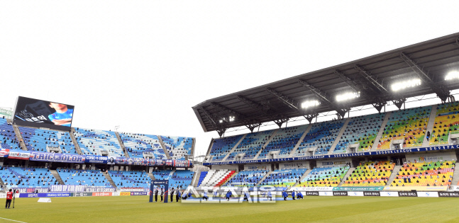실외 스포츠 관중 최대 50%까지 더 입장한다…대중 공연 최대 4000명까지
