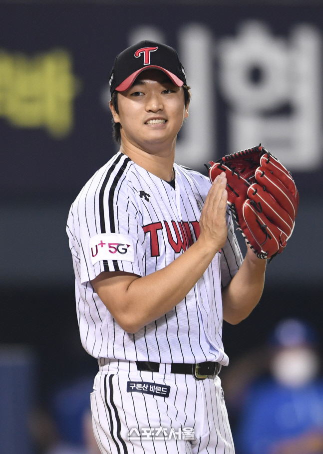 [포토]힘겹게 승리 지켜낸 LG 고우석, 안도의 박수