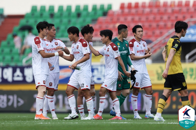 하위권 아산·부천의 역습이 시작됐다…K리그2 순위는 '대혼돈'