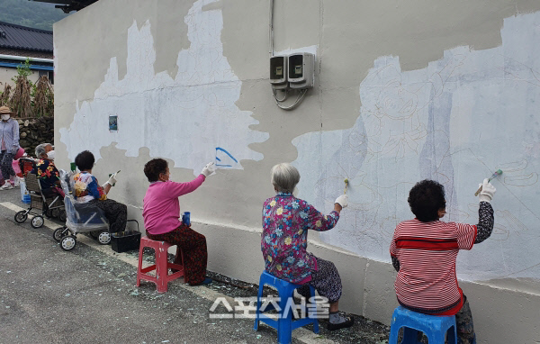 곡성군, 할머니들 치매 안심 벽화 그리기 내 솜씨 어때?