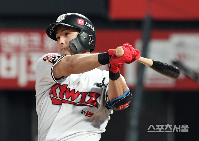 [포토]원태인 상대 안타 뽑아내는 김병희