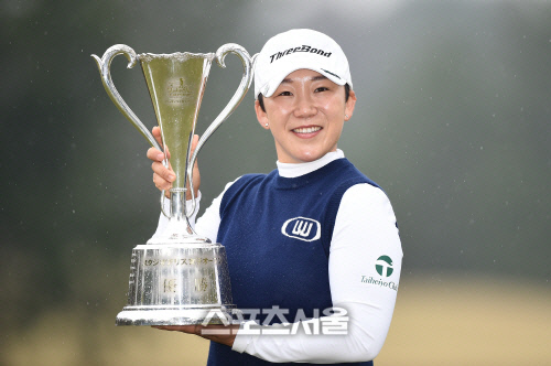 신지애, 1억엔 걸린 JLPGA 투어서 우승…프로 통산 60승 달성
