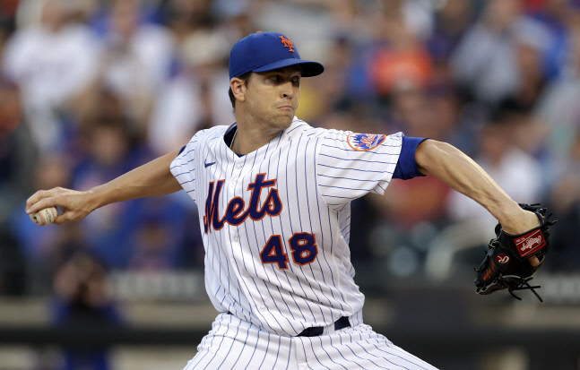 ERA 0.50 디그롬, 이물질 의혹·어깨 통증·실책성 수비 모두 극복