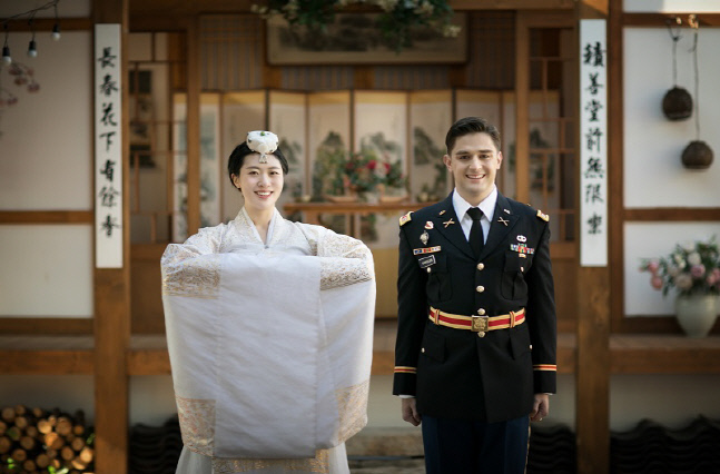 호국보훈의 달, 한미장교 하늘대위 부부 시구시타