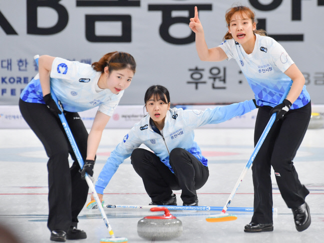 '팀 민지'·'팀 킴' 나란히 4강행…'강원 라이벌' 컬링 국대 두고 경쟁