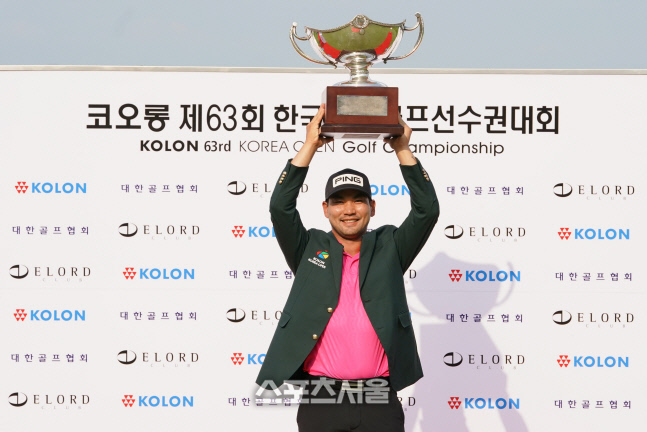 한국오픈 우승자 이준석 "장모님과 가족들에게 고맙다."