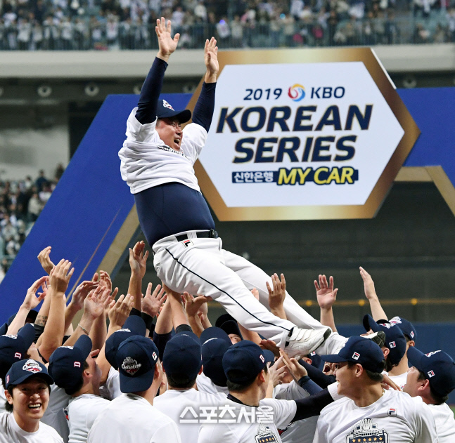 [포토] 김태형 감독, 우승 헹가래...짜릿해!