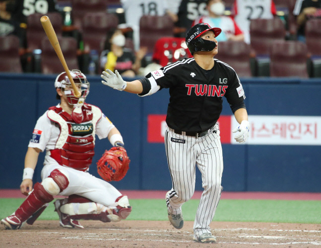 문보경, 홈런 직감하는 방망이 던지기