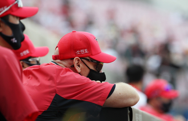 경기 지켜보는 윌리엄스 감독