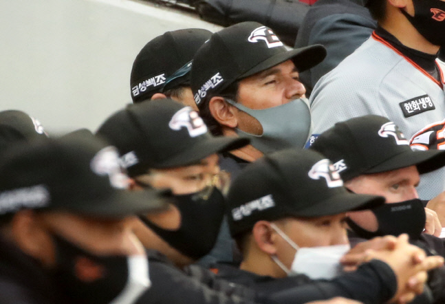 더그아웃의 수베로 감독