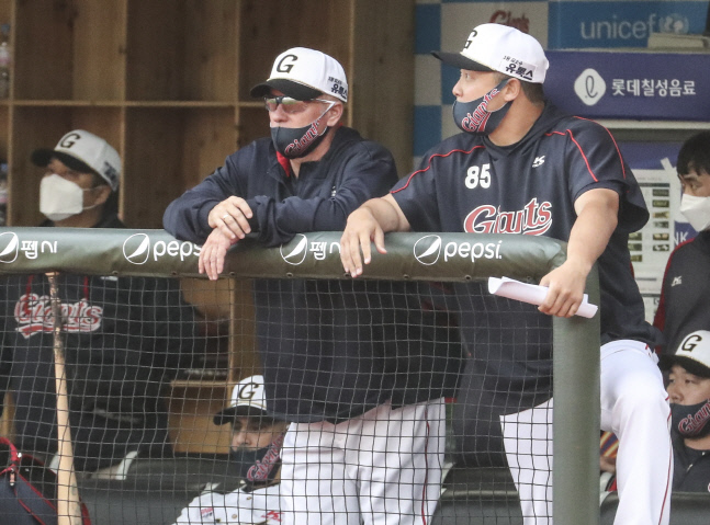 경기지켜보는 롯데 래리 서튼 감독