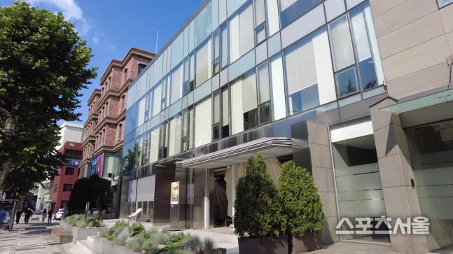 [양기자의 똑똑리뷰] 상록수 가득 캠핑장이 도심에? 무료 전시회가 선물한 '자연 속 휴식'