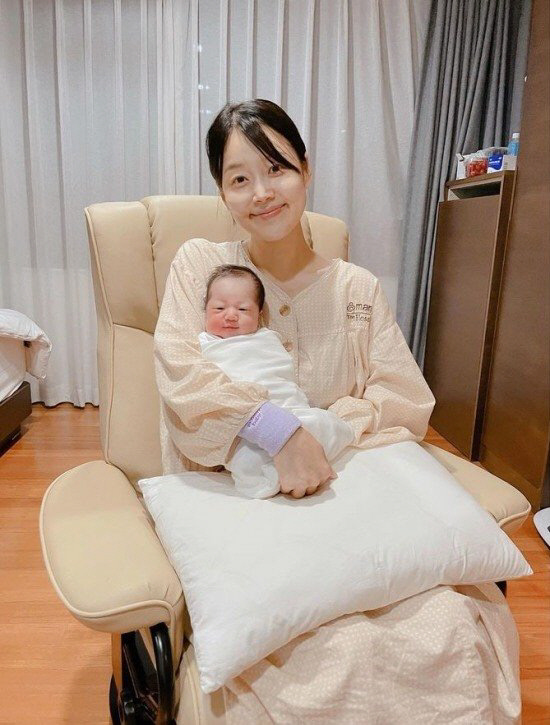 한지혜, 일주일 전 태어난 딸 공개 '엄마 닮았네~'[★SNS]
