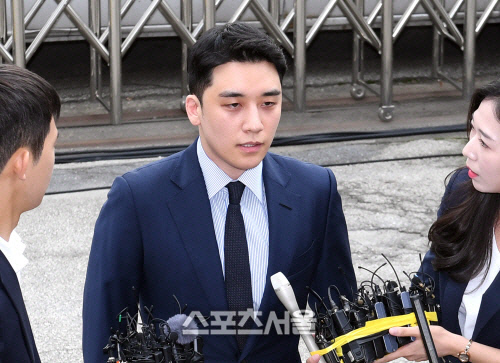 "잘 주는 애들? 자동 완성 기능 때문" 군 법원서 성접대 오타 주장한 승리