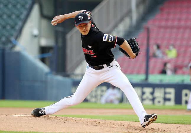 '7이닝 먹은 고영표·결승타 친 황재균' 6월 최강 KT 선두 사수