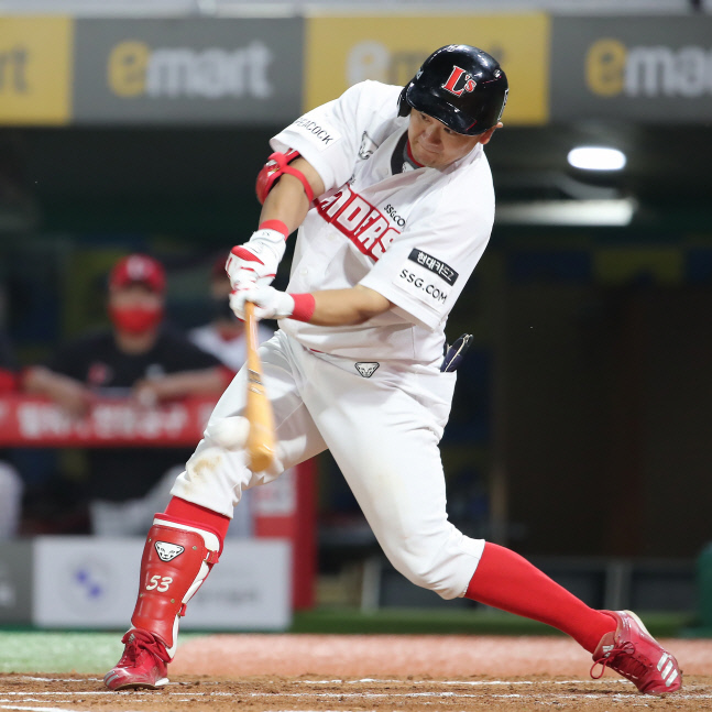 대량 득점 발판된 1루타 치는 최주환