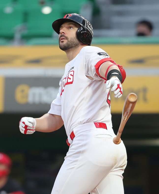 홈런 방향 확인하는 SSG 로맥