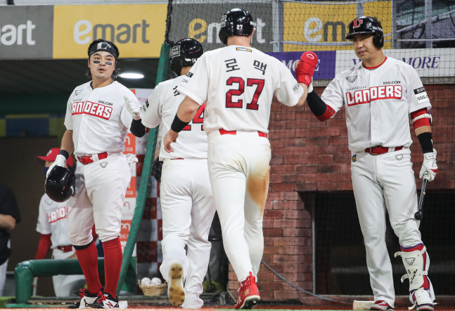 '홈런쇼' 펼친 SSG, 3위 삼성 꺾고 순위경쟁 재점화[SS현장]