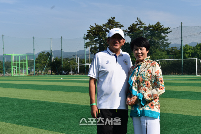 부친의 뜻을 품고…풀뿌리 축구 보급에 나선 中 남매 사업가 [현장속으로]
