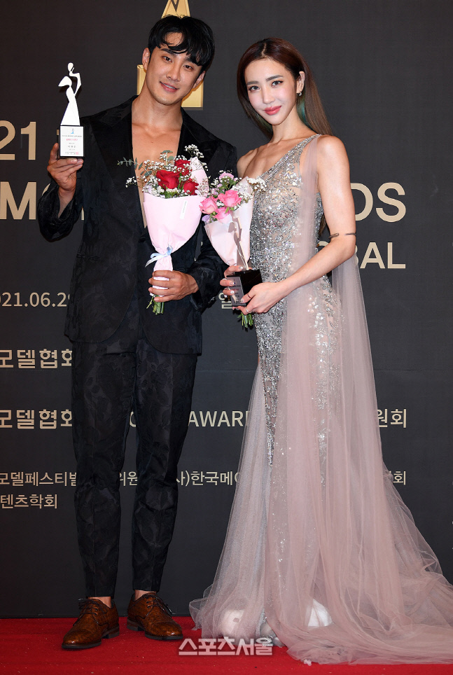 K-모델 어워즈 '올해의 모델상' 이원준-이연화, 선남선녀가 맞네[포토]