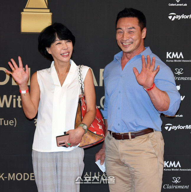 K-모델 어워즈를 빛내는 최재덕 국가대표 보디빌더, "김여주 대표와 축하하러 왔어요"[포토]