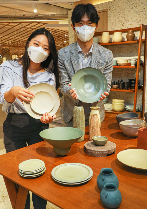 [포토] 현대百 "압구정본점서 도예 작품 만나보세요"